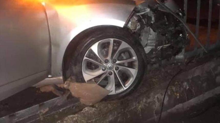 Tokat'ta otomobil köprü korkuluğuna çarptı: 2 yaralı