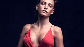 Serenay Sarıkaya'dan ayna karşısında poz!