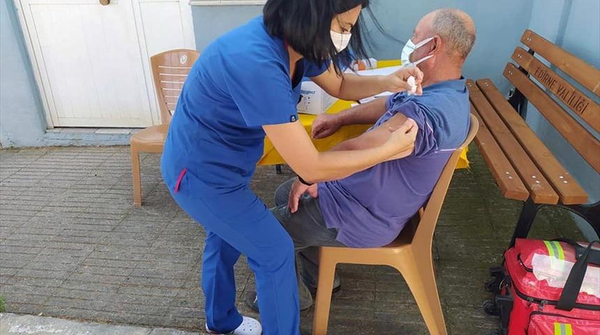 Edirne'de mobil aşı ekipleri köy köy gezerek vatandaşları aşılıyor