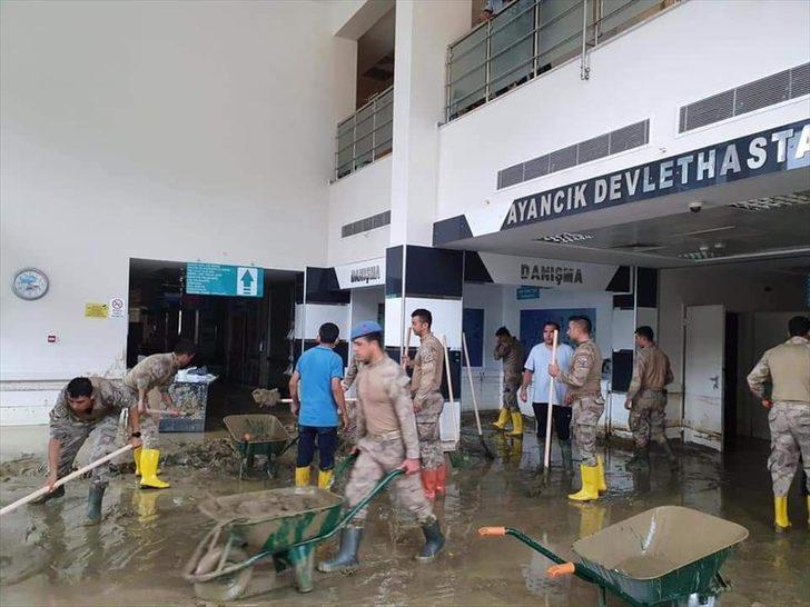 Sinop Ayancık'ta selin ardından temizlik çalışmaları devam ediyor G4