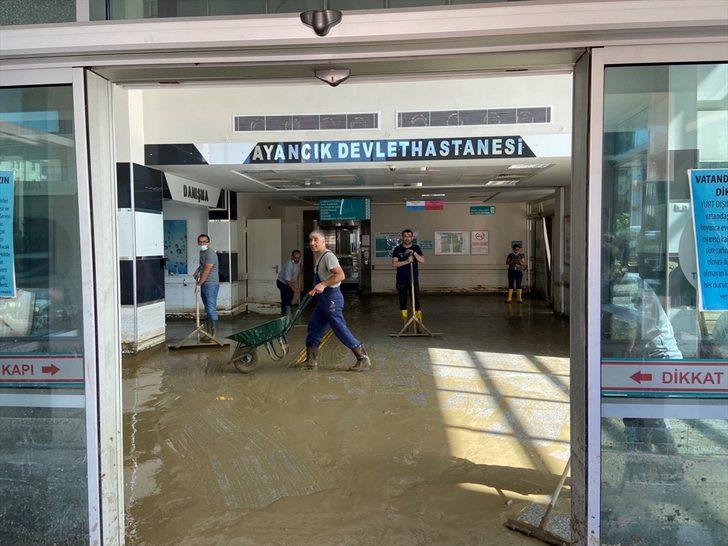 Sinop Ayancık'ta selin ardından temizlik çalışmaları devam ediyor G3