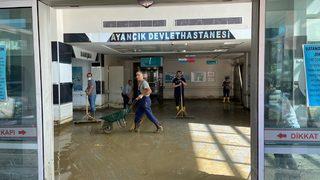 Sinop Ayancık'ta selin ardından temizlik çalışmaları devam ediyor