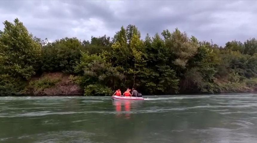 Tokat'ta Kelkit Çayı'nda mahsur kalan 2 kişiyi itfaiye botla kurtardı