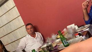 Skandal görüntü! Ağır ceza mahkemesi hakimi, yargıladığı sanıkla içki masasında