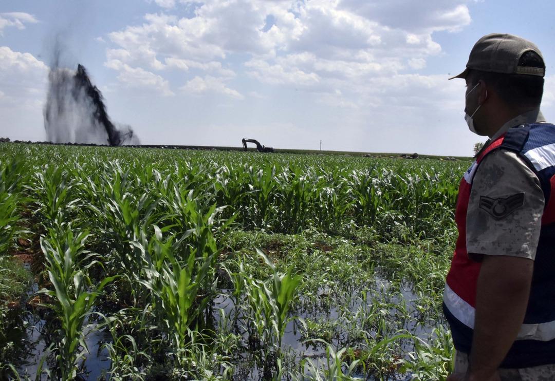 Şanlıurfa'da boru hattı delindi! Ham petrol metrelerce y&uuml;ksekliğe fışkırdı