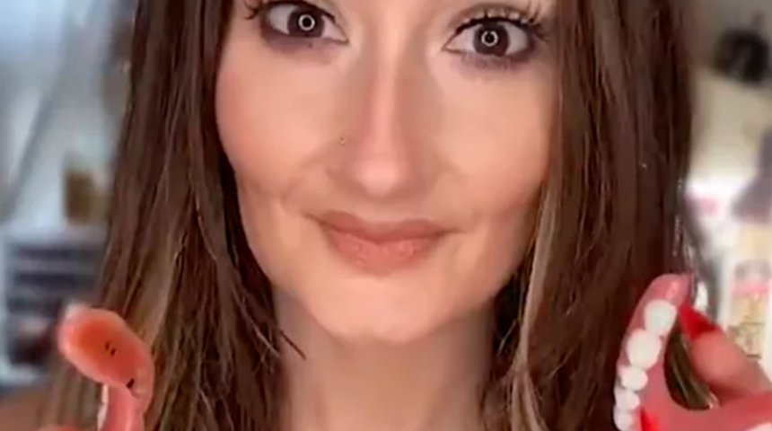 Hamilelikten sonra dişlerini kaybeden kadın, sosyal medya fenomeni oldu