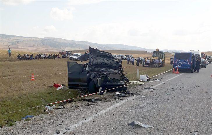 Çorum'da 2 otomobilin çarpışması sonucu 1 kişi öldü, 9 kişi yaralandı G3