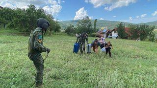 Ayancık'ta selde mahsur kalan aile TSK'ya ait helikopterle tahliye edildi