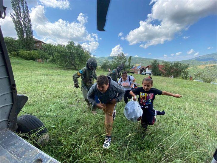 Ayancık'ta selde mahsur kalan aile TSK'ya ait helikopterle tahliye edildi G2