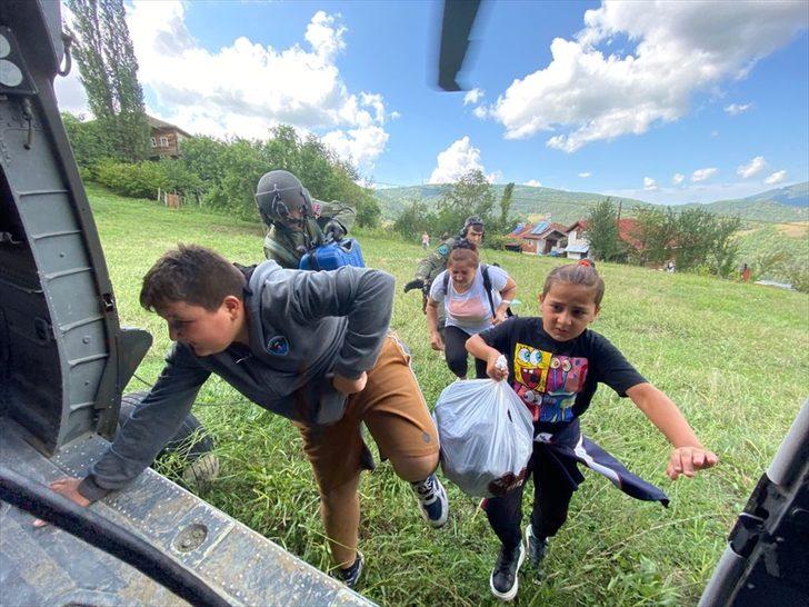 Ayancık'ta selde mahsur kalan aile TSK'ya ait helikopterle tahliye edildi G3