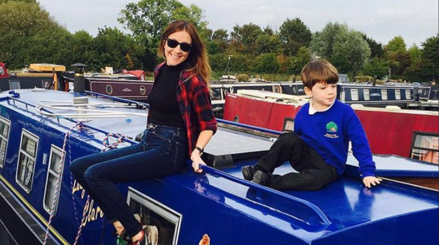 Faturalarını ödemeyen anne, oğluyla beraber tekneye taşındı! Daha minimal bir hayatı seçtiler