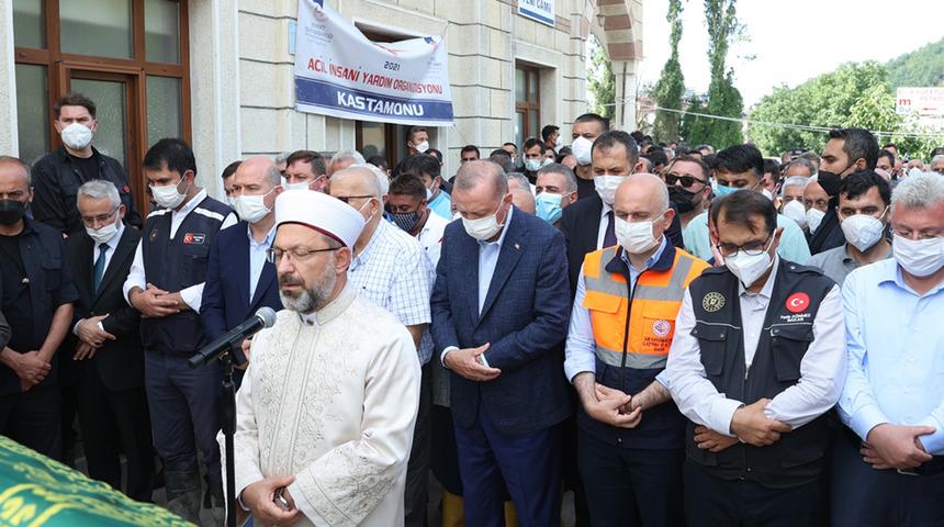 Cumhurbaşkanı Erdoğan, Bozkurt'taki selde hayatını kaybeden vatandaşın cenaze namazına katıldı