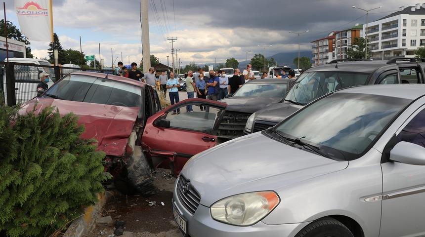 Bolu'da otomobil park halindeki 3 araca çarptı: 1 yaralı