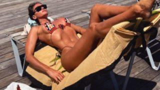 Eda Taşpınar’dan olay poz! Bikini üstünü çıkardı