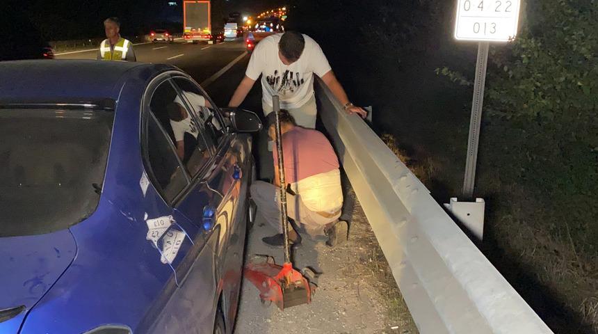 TEM'de ilginç olay! Lastikleri aynı anda patladı