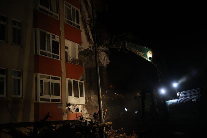 Kastamonu'nun Bozkurt ilçesinde sel nedeniyle yıkılan apartmanda arama kurtarma çalışmaları sürüyor G2