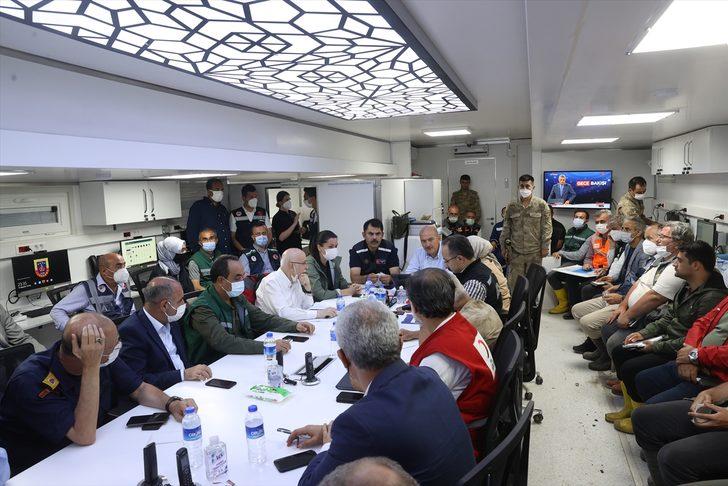 Kastamonu'nun Bozkurt ilçesinde sel nedeniyle yıkılan apartmanda arama kurtarma çalışmaları sürüyor G4