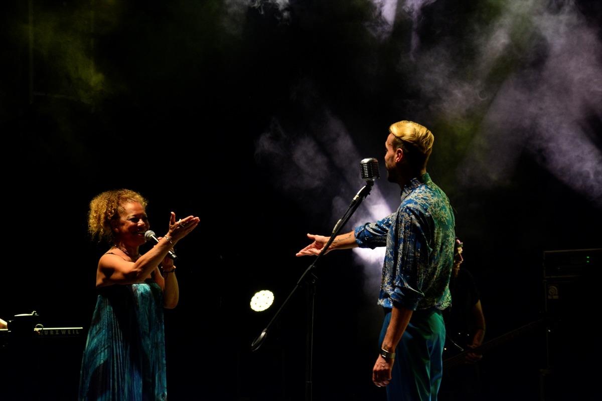 Uluslararası Bursa Festivali'nde Cem Adrian ve Melis S&ouml;kmen sevenleriyle buluştu