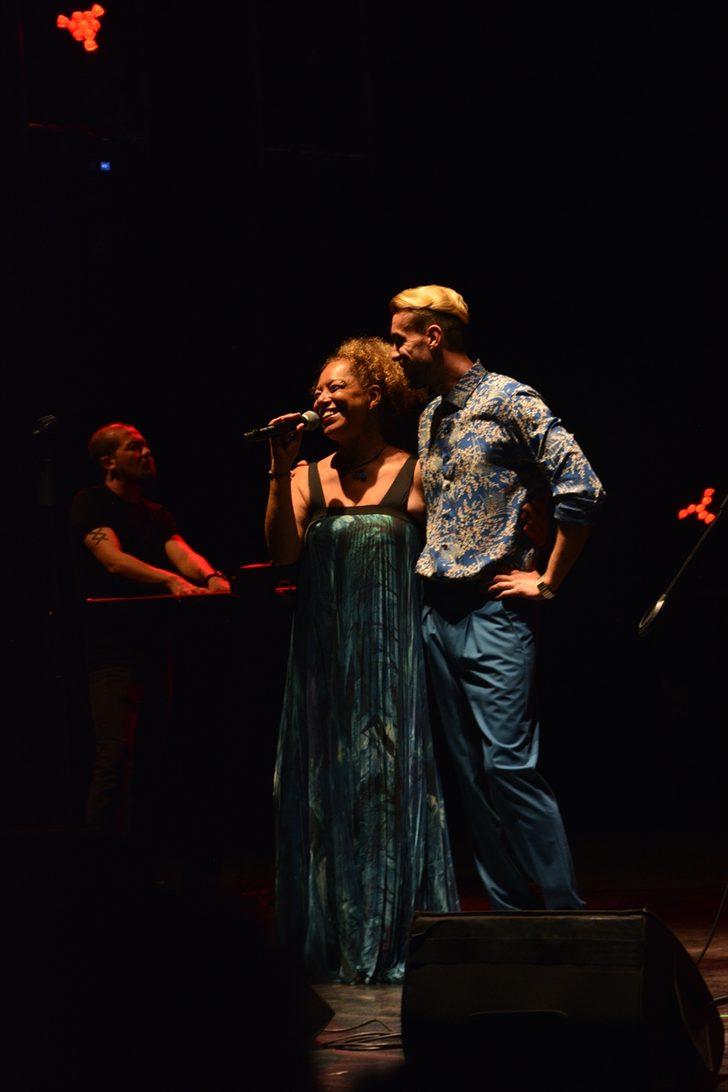 Uluslararası Bursa Festivali'nde Cem Adrian ve Melis Sökmen sevenleriyle buluştu G2