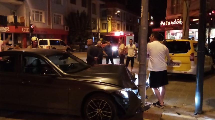 Taksi ile otomobil çarpıştı, sürücüler araçta sıkıştı