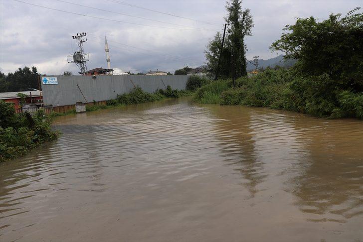 Ordu'nun Ünye ilçesinde dere taştı, ev ve iş yerlerini su bastı G1