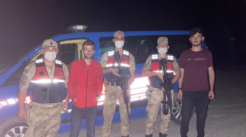 Erzincan'da heyelan nedeniyle yaylada mahsur kalan 2 kişiyi jandarma kurtardı