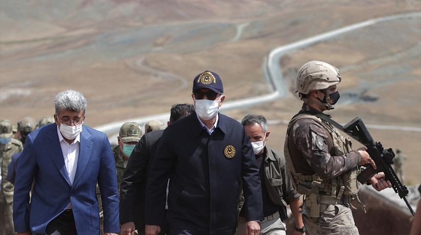 Milli Savunma Bakanı Hulusi Akar ve komutanlar, Türkiye-İran sınır hattında