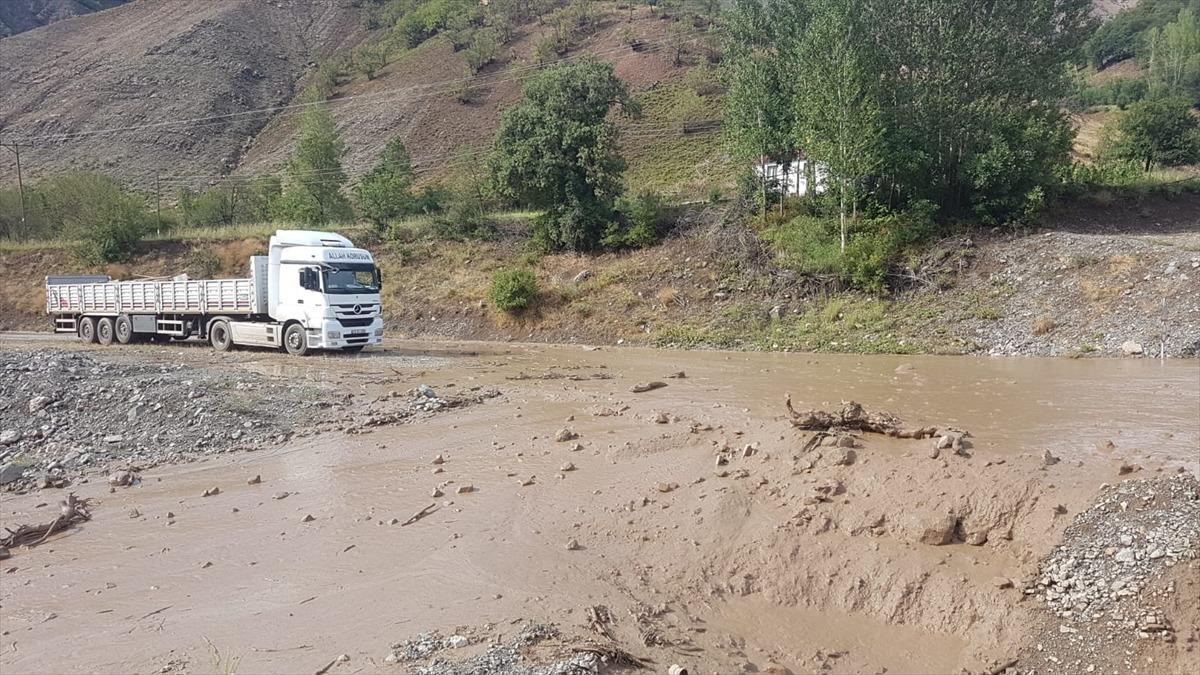 Bing&ouml;l'de Yedisu-Karlıova kara yolu sel nedeniyle ulaşıma kapandı
