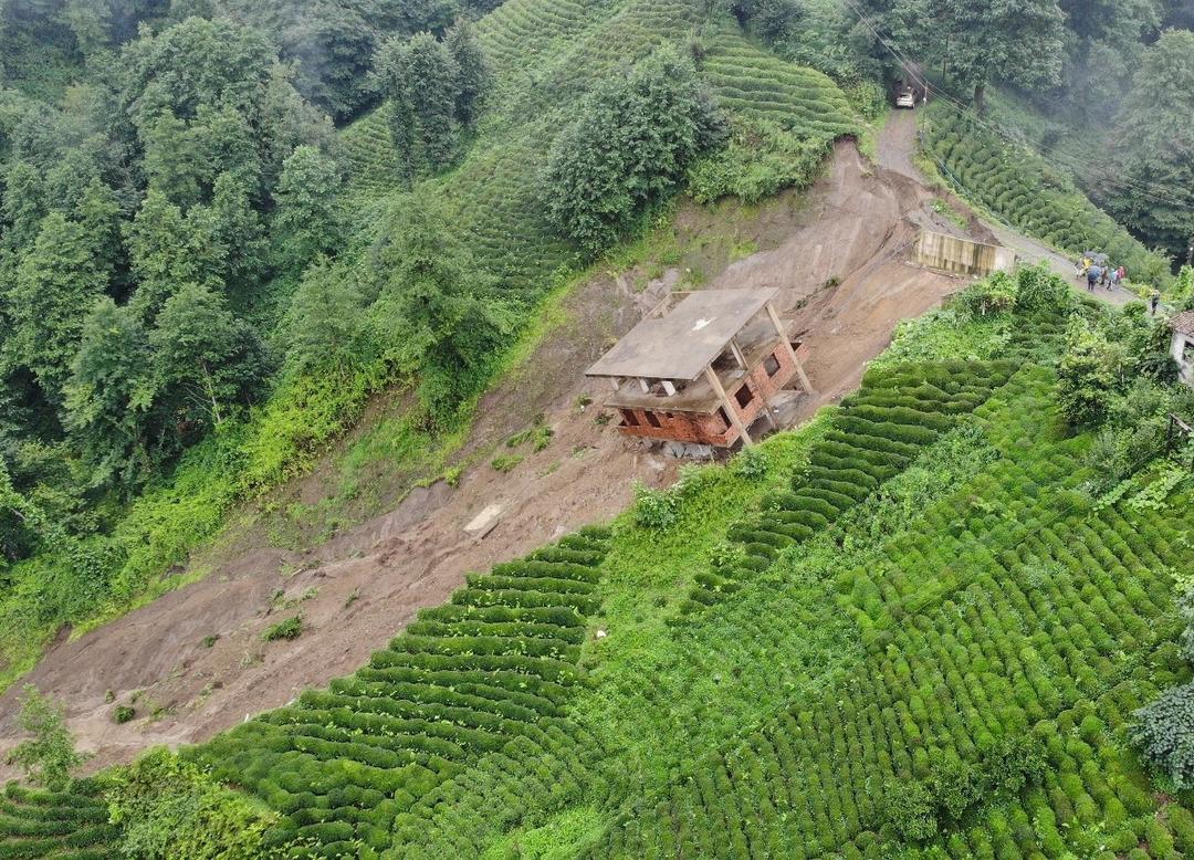 G&ouml;r&uuml;nt&uuml; Rize'den! Heyelan 3 katlı binayı b&ouml;yle s&uuml;r&uuml;kledi