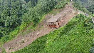 Görüntü Rize'den! Heyelan 3 katlı binayı böyle sürükledi