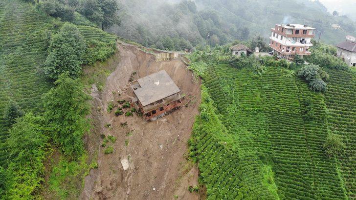 Görüntü Rize'den! Heyelan 3 katlı binayı böyle sürükledi G5