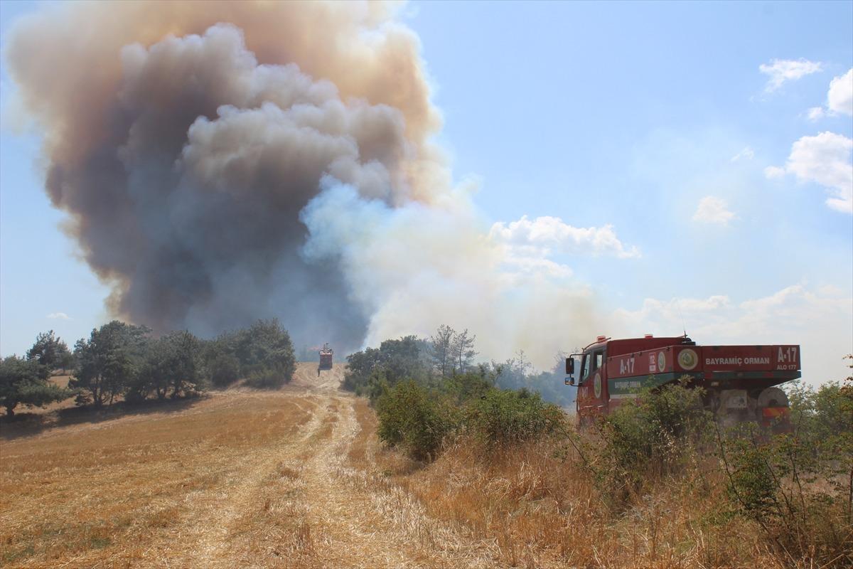G&Uuml;NCELLEME - &Ccedil;anakkale'nin Bayrami&ccedil; il&ccedil;esinde &ccedil;ıkan orman yangınına havadan ve karadan m&uuml;dahale ediliyor