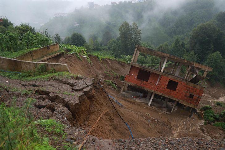 Rize'de şiddetli yağış sonrası toprak kayması sonucu 3 katlı bina kayarak yan yattı G1