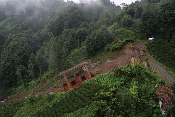 Rize'de şiddetli yağış sonrası toprak kayması sonucu 3 katlı bina kayarak yan yattı G2