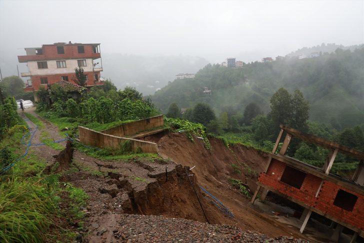 Rize'de şiddetli yağış sonrası toprak kayması sonucu 3 katlı bina kayarak yan yattı G3