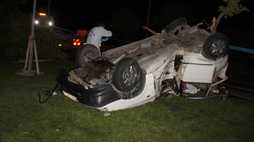 Korkunç kaza! Otomobil ağacı koparıp takla attı: 1 ölü, 2 yaralı