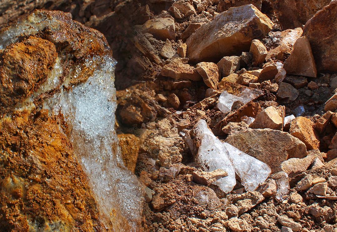 Binlerce yıllık! Sınır duvarı &ccedil;alışmalarında yer altı buzuluna rastlandı
