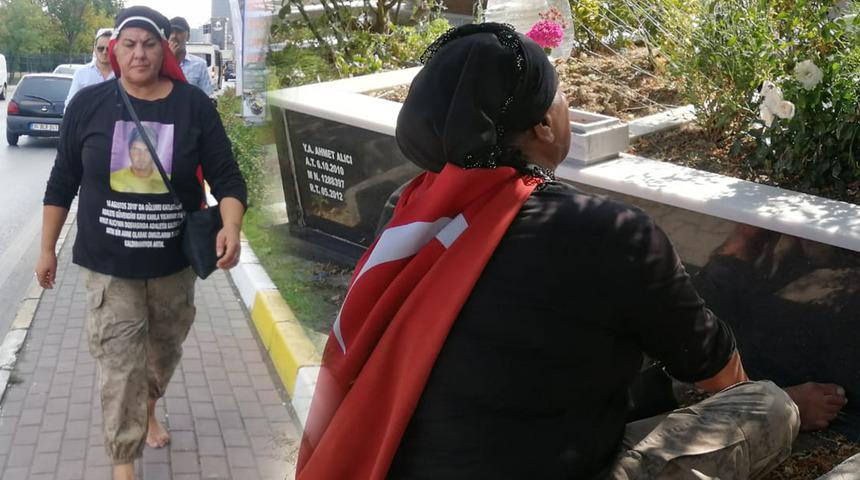 Oğlunun mezarına &ccedil;ıplak ayakla y&uuml;r&uuml;d&uuml;: Bu gece yanında yatacağım