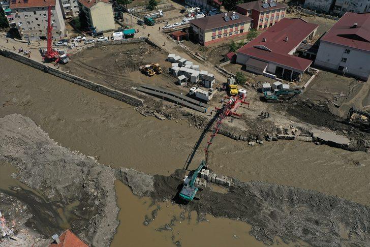 Kastamonu'nun Bozkurt ilçesindeki Ezine Çayı üzerine seyyar köprü inşa ediliyor G4