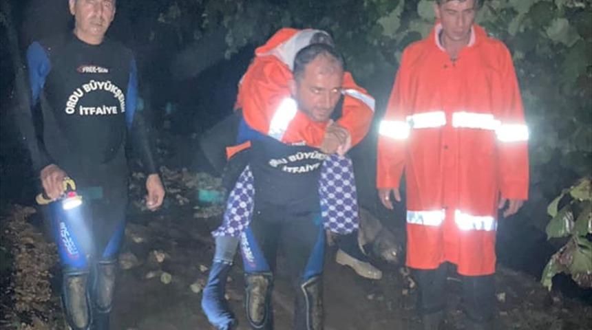 Ordu'da şiddetli yağış nedeniyle evlerinde mahsur kalan iki kişi kurtarıldı