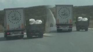 Kamyonlu trafik canavarı kabusu oldu! Sıkıştırdı, aracına çarptı