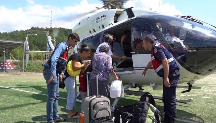 Vatandaşlar, Bakan Karaismailoğlu’nun helikopteriyle tahliye ediliyor