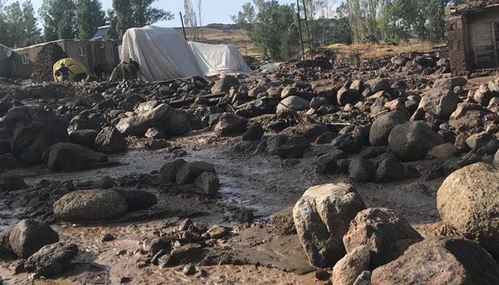 Korku ve üzüntüye kalbi dayanmadı! Ağrı'da sel suları köyü bu hale getirdi