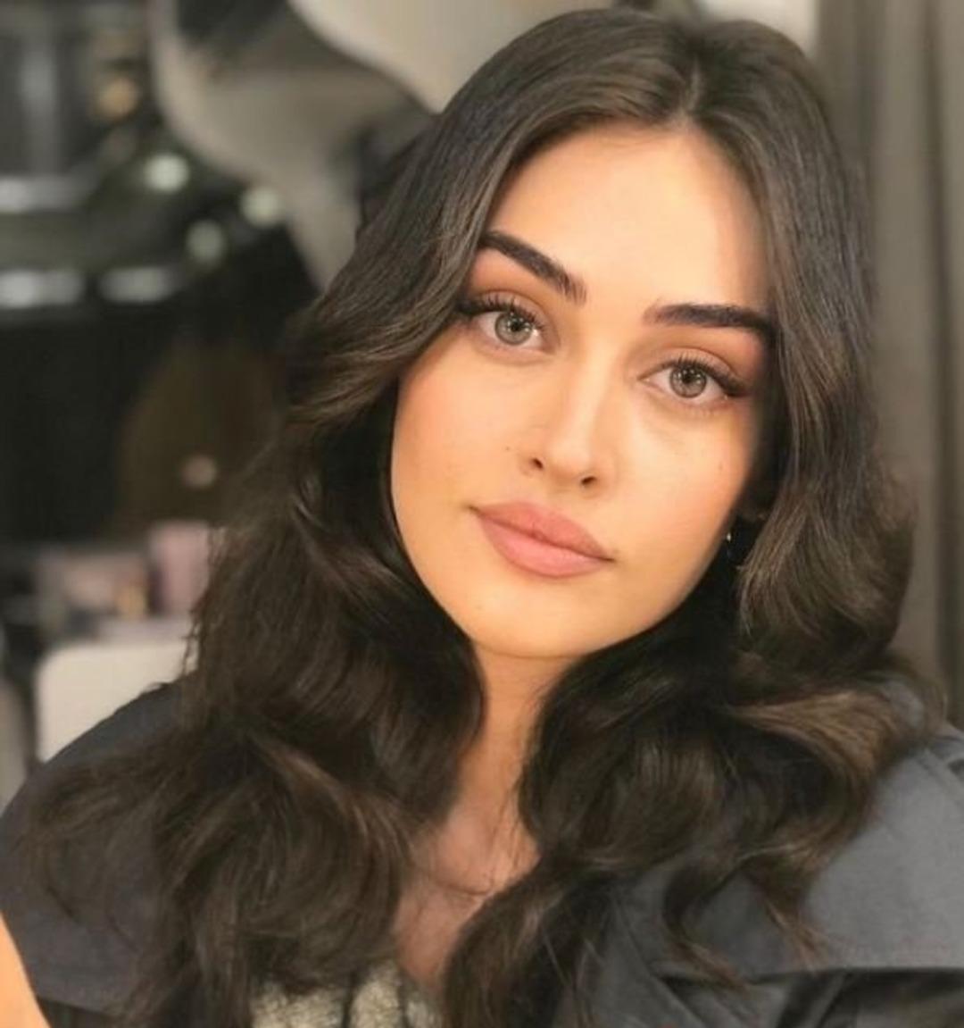 Esra Bilgi&ccedil; kimdir, aslen nereli? Esra Bilgi&ccedil; ka&ccedil; yaşında ve eski eşi kimdir?