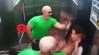 Vicdansız babadan kızına sert tokat! Asansörün camı çatladı