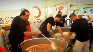 MasterChef'in ünlü şefleri ve yarışmacıları, orman yangınları bölgesinde ekipler için yemek yaptı