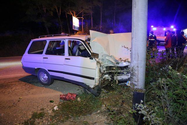 Bolu'da elektrik direğine çarpan otomobilin sürücüsü yaralandı