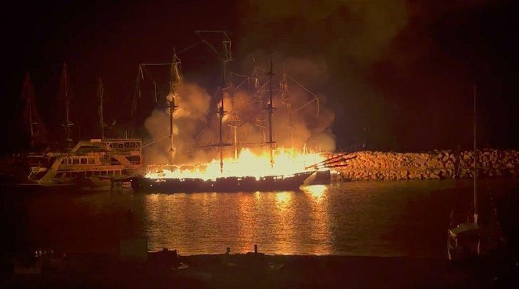 Antalya'da dehşete düşüren görüntü! Bir anda alev topuna döndüler G3