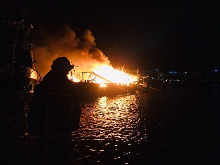 Alanya'da tur teknelerinde yangın çıktı G4