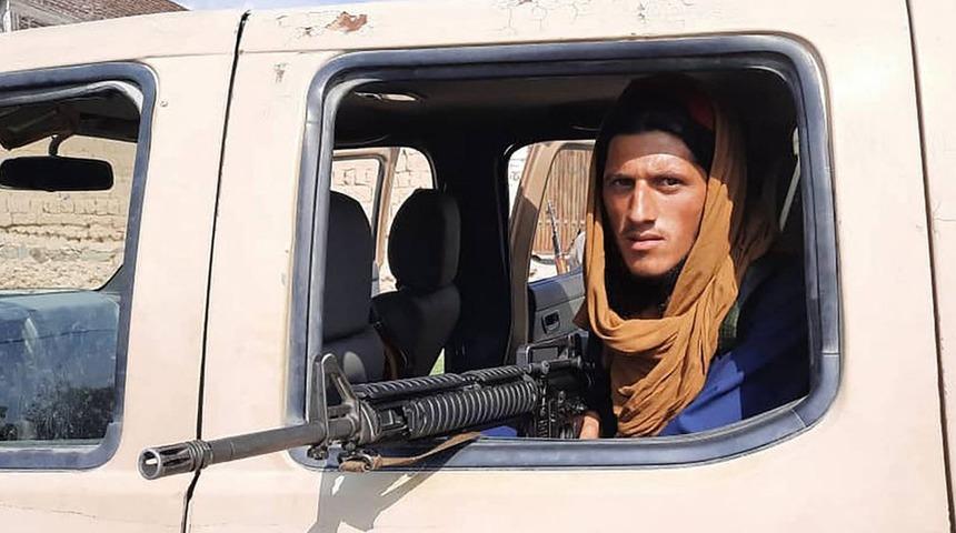 Taliban'ın Afganistan'da kontrol&uuml; ele ge&ccedil;irmesi İngiltere basınında: 'Tarih tekerr&uuml;r etti'